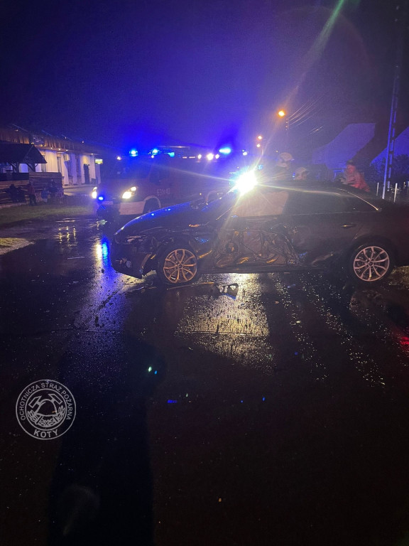 Uszkodzone 6 aut i 2 ogrodzenia