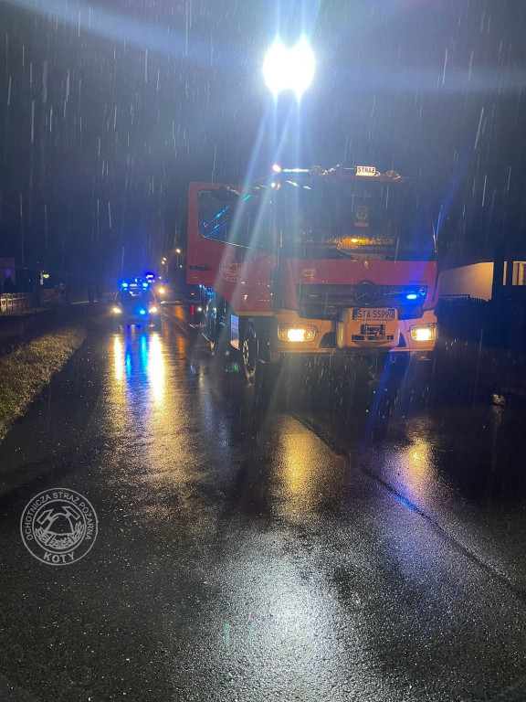 Uszkodzone 6 aut i 2 ogrodzenia