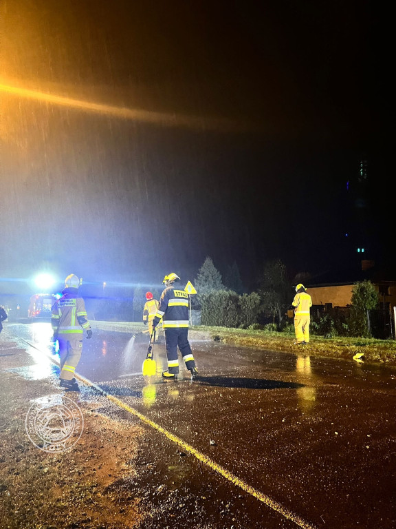 Uszkodzone 6 aut i 2 ogrodzenia