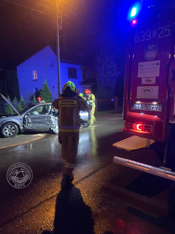 Uszkodzone 6 aut i 2 ogrodzenia