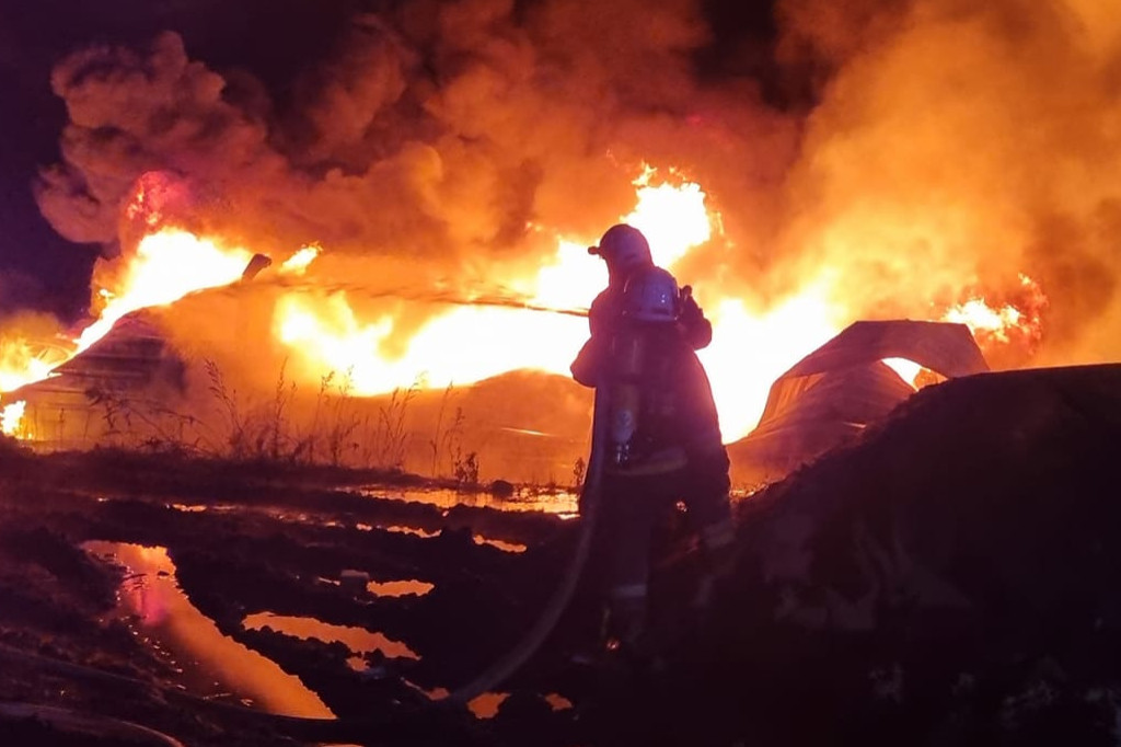 Powiat tarnogórski: pożar hali magazynowej
