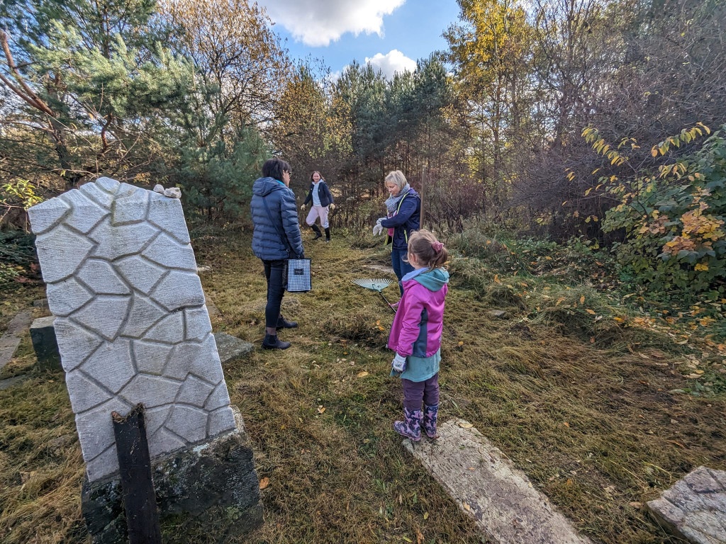 Porządki na cmentarzu żydowskim. Co znaleziono? [FOTO]