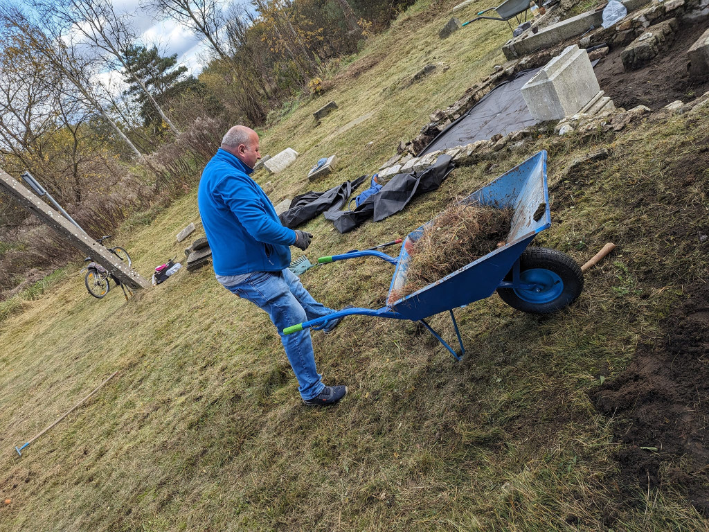 Porządki na cmentarzu żydowskim. Co znaleziono? [FOTO]