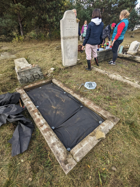 Porządki na cmentarzu żydowskim. Co znaleziono? [FOTO]