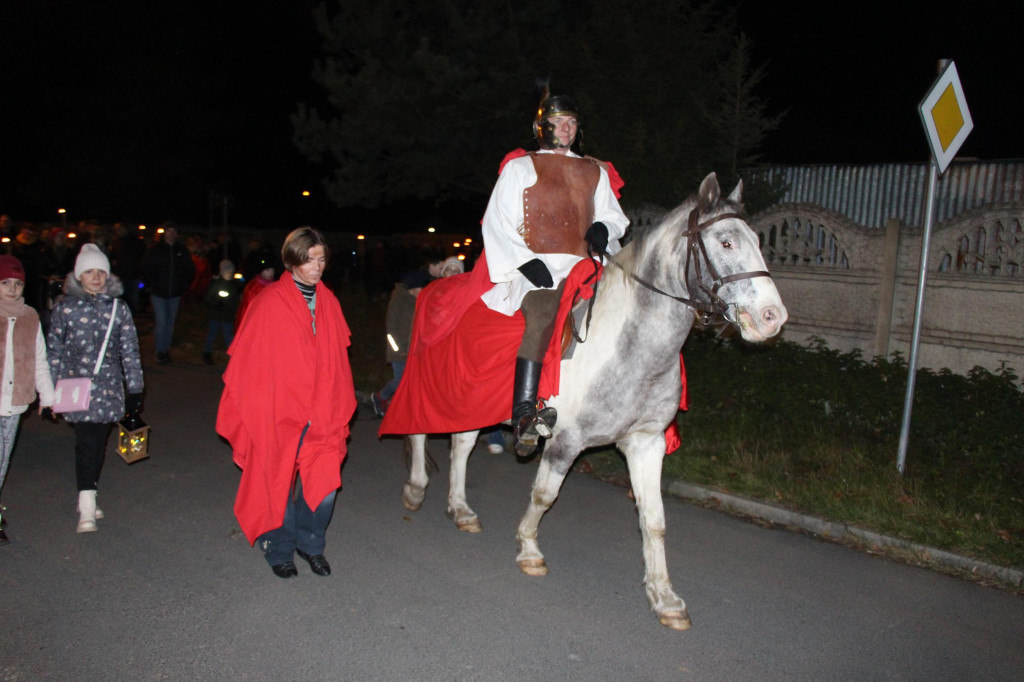 Św. Marcin, orkiestra dęta i liczny orszak. Szkolne marcinki [GALERIA]