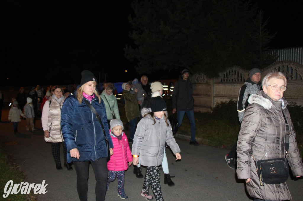 Św. Marcin, orkiestra dęta i liczny orszak. Szkolne marcinki [GALERIA]