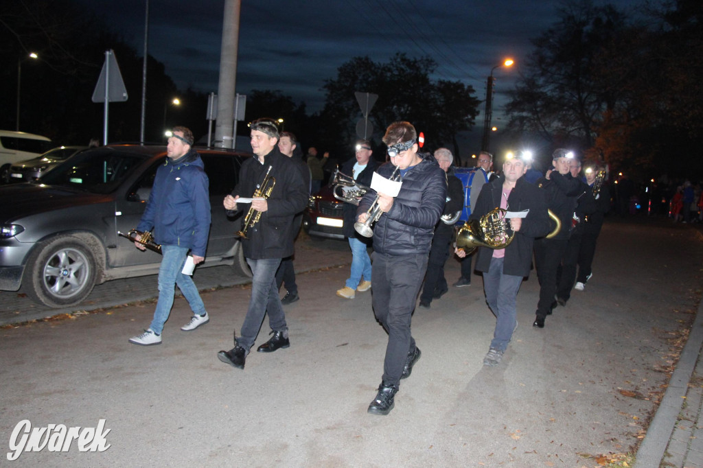 Św. Marcin, orkiestra dęta i liczny orszak. Szkolne marcinki [GALERIA]