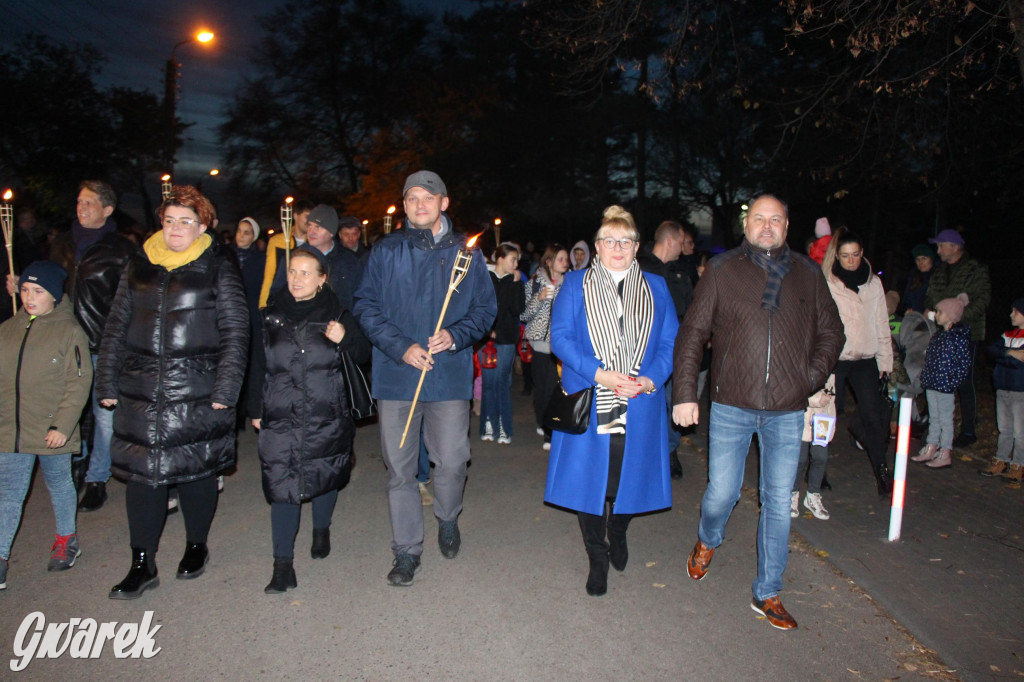 Św. Marcin, orkiestra dęta i liczny orszak. Szkolne marcinki [GALERIA]