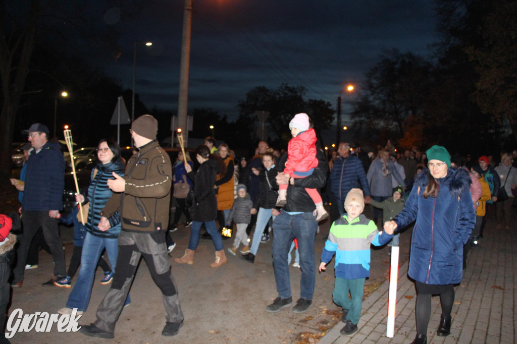 Św. Marcin, orkiestra dęta i liczny orszak. Szkolne marcinki [GALERIA]