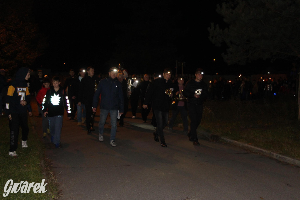 Św. Marcin, orkiestra dęta i liczny orszak. Szkolne marcinki [GALERIA]