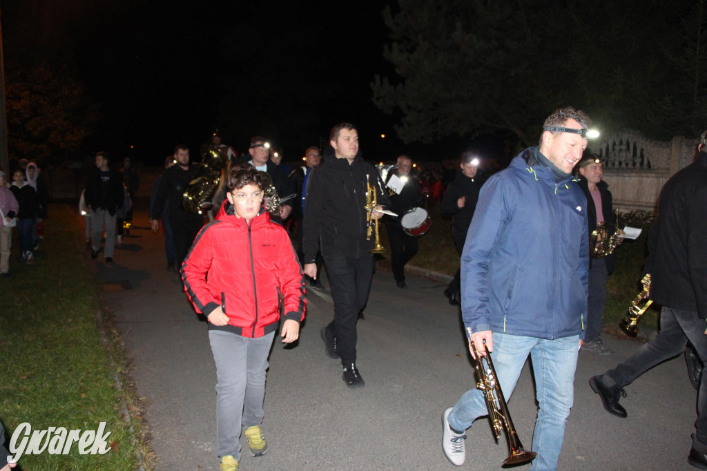 Św. Marcin, orkiestra dęta i liczny orszak. Szkolne marcinki [GALERIA]