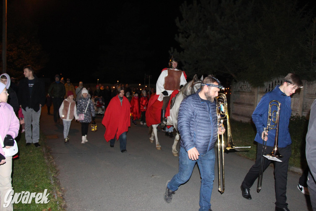 Św. Marcin, orkiestra dęta i liczny orszak. Szkolne marcinki [GALERIA]