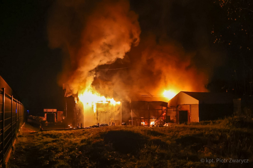 Radzionków. Pożar hali, duże straty