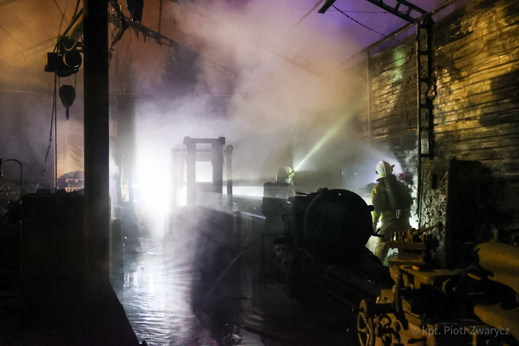 Radzionków. Pożar hali, duże straty