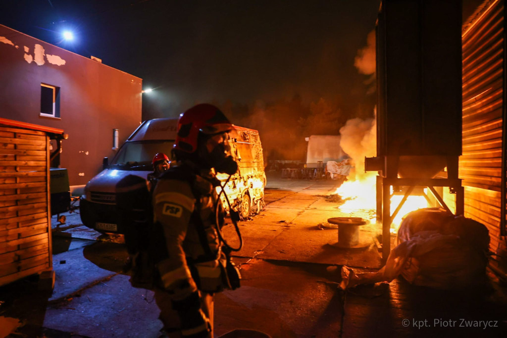 Radzionków. Pożar hali, duże straty