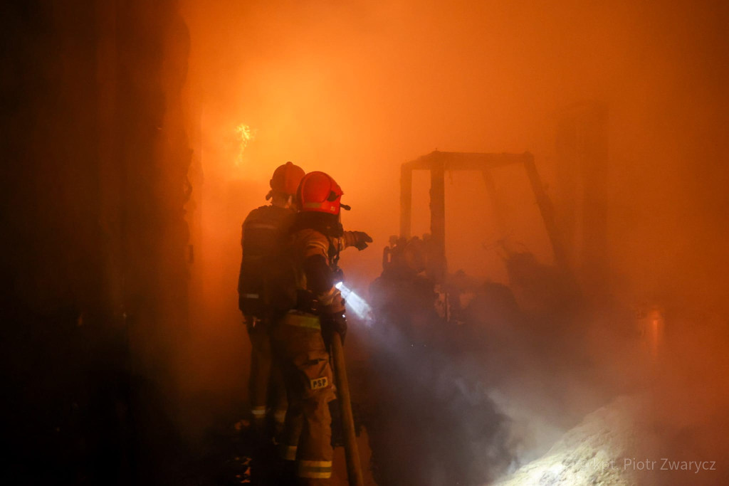Radzionków. Pożar hali, duże straty