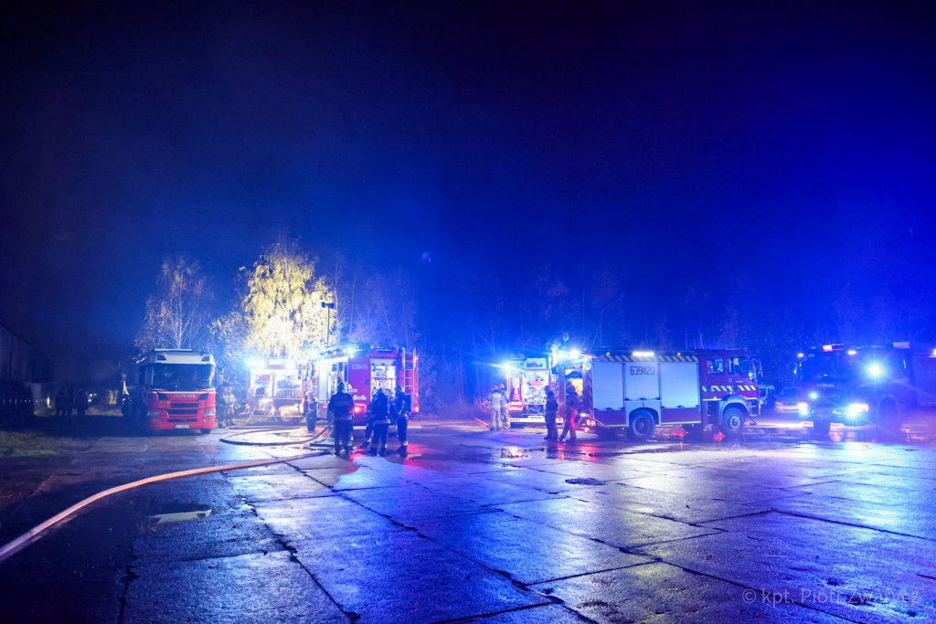 Radzionków. Pożar hali, duże straty