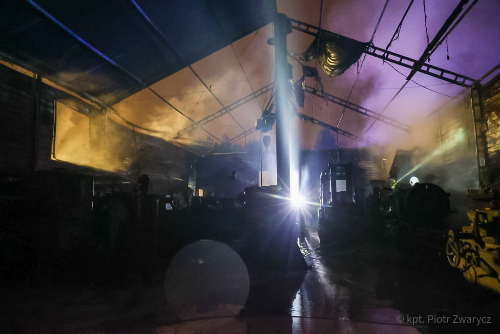 Radzionków. Pożar hali, duże straty