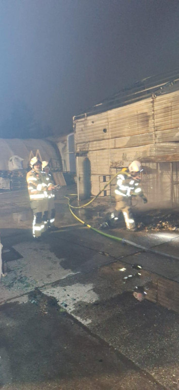 Radzionków. Pożar hali, duże straty