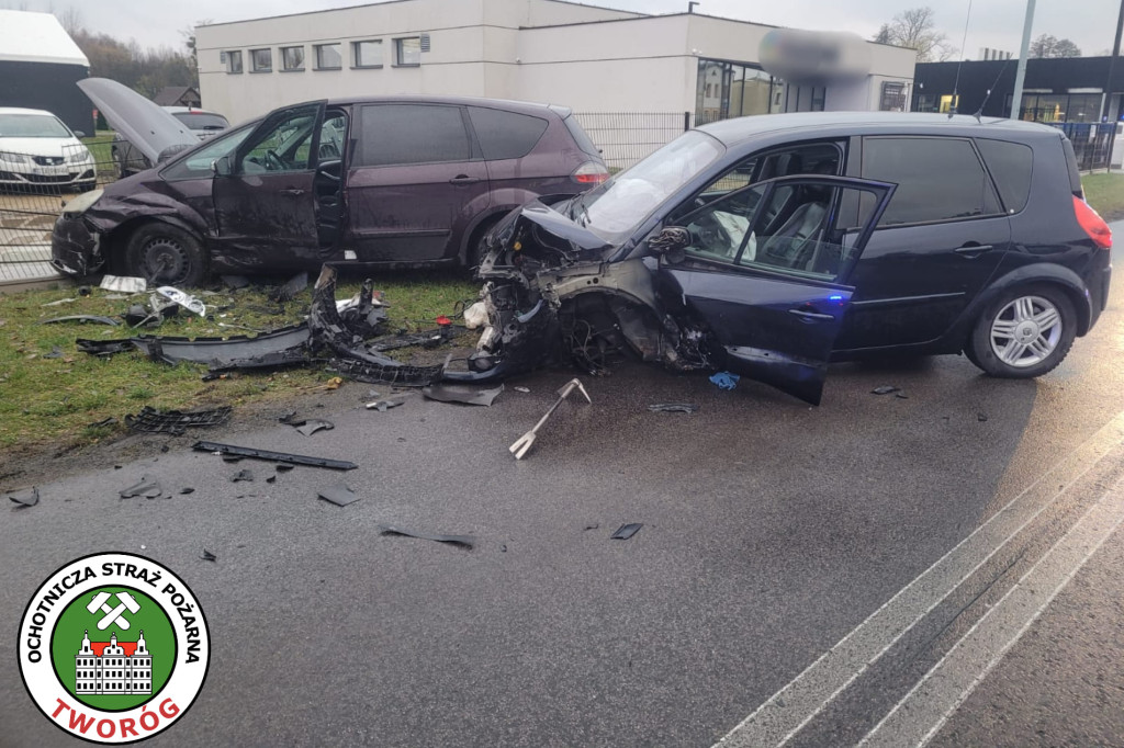 Zderzenie trzech aut koło stadionu