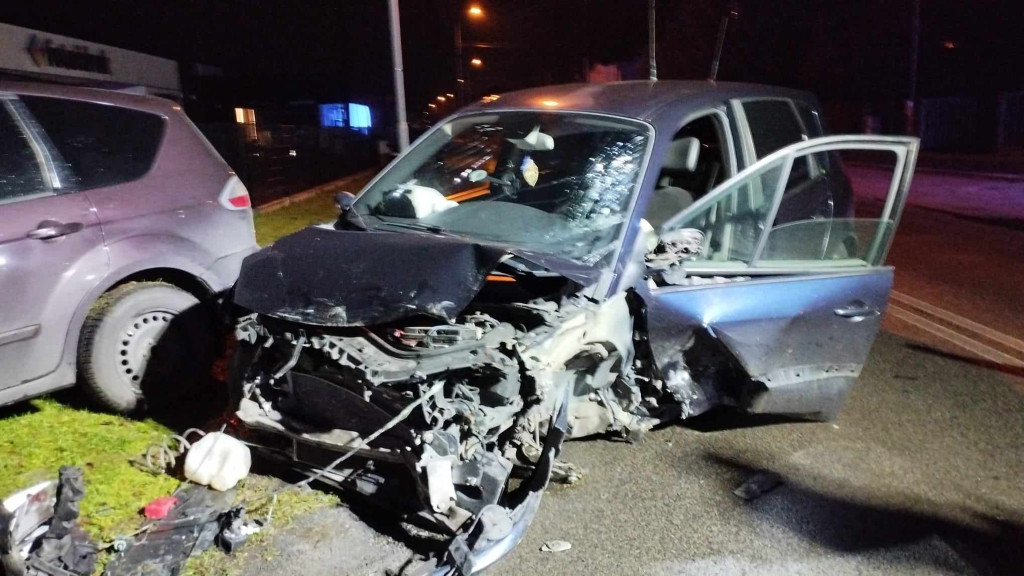 Zderzenie trzech aut koło stadionu