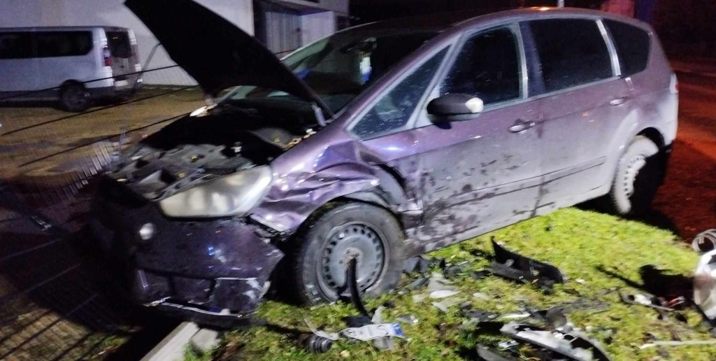 Zderzenie trzech aut koło stadionu