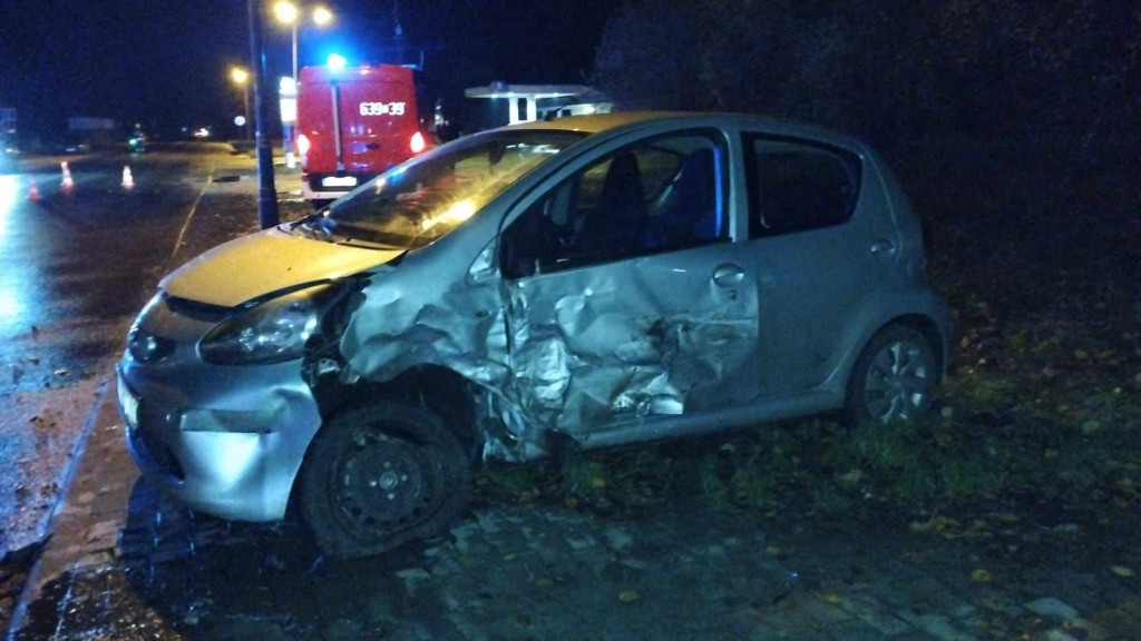Zderzenie trzech aut koło stadionu