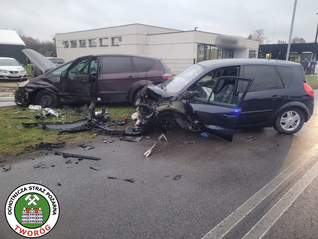 Zderzenie trzech aut koło stadionu