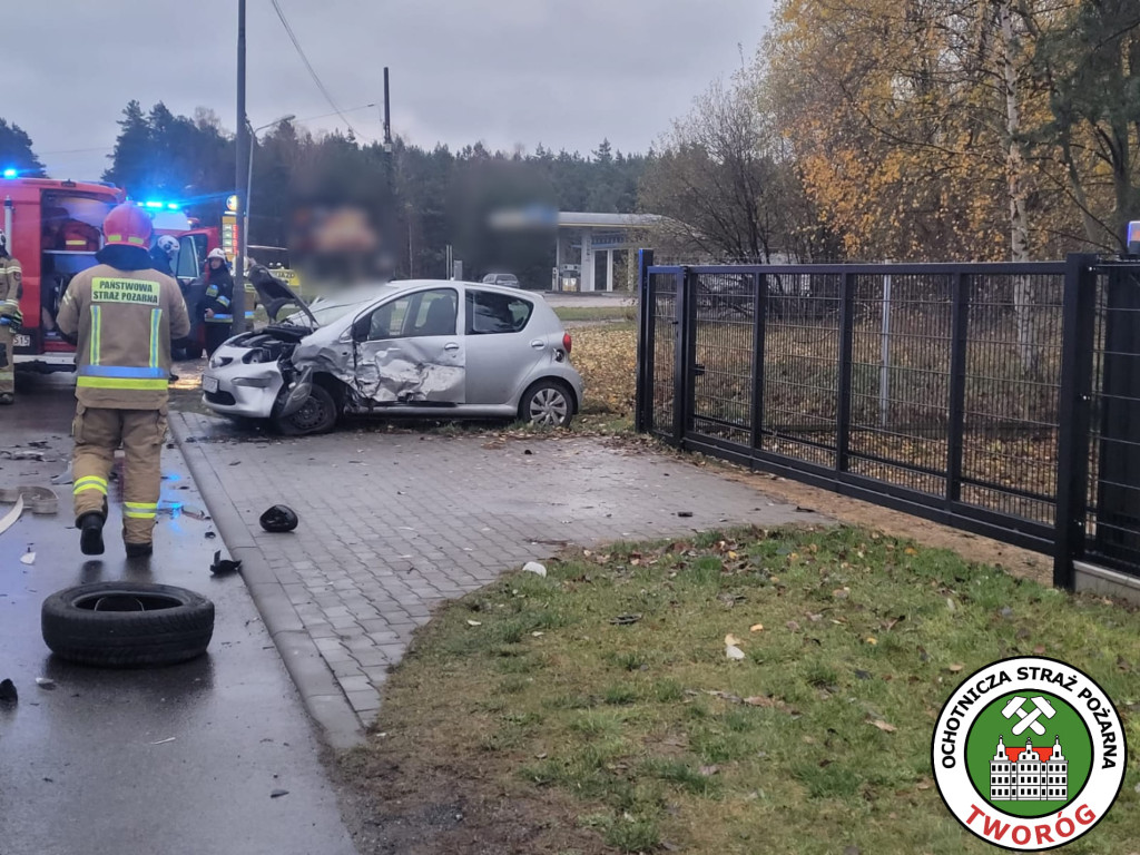Zderzenie trzech aut koło stadionu