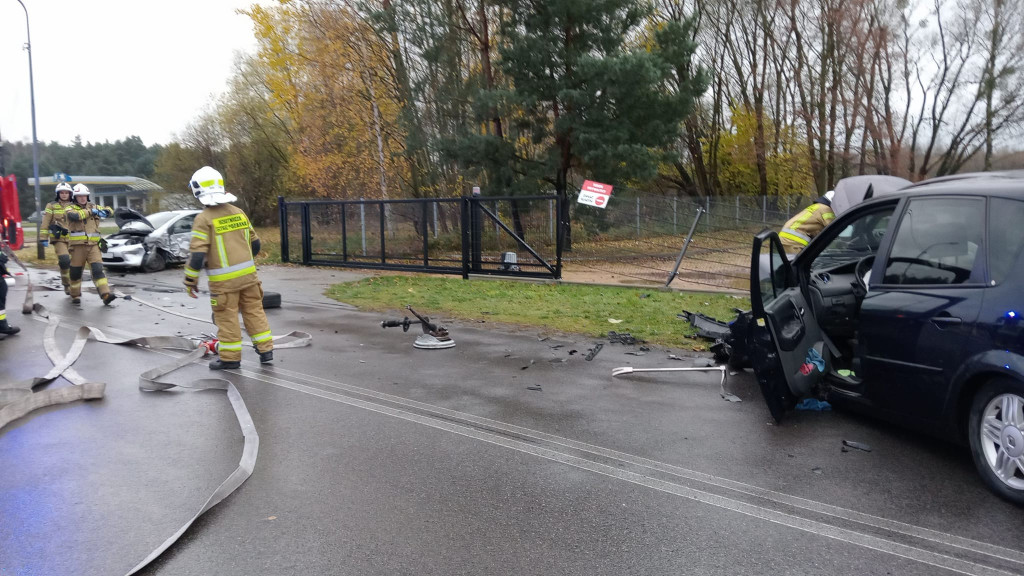 Zderzenie trzech aut koło stadionu