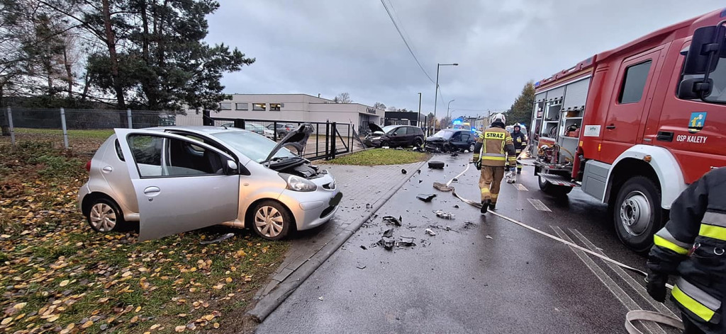 Zderzenie trzech aut koło stadionu