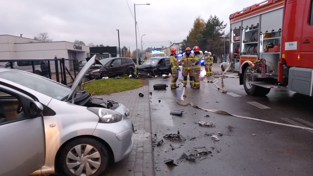 Zderzenie trzech aut koło stadionu