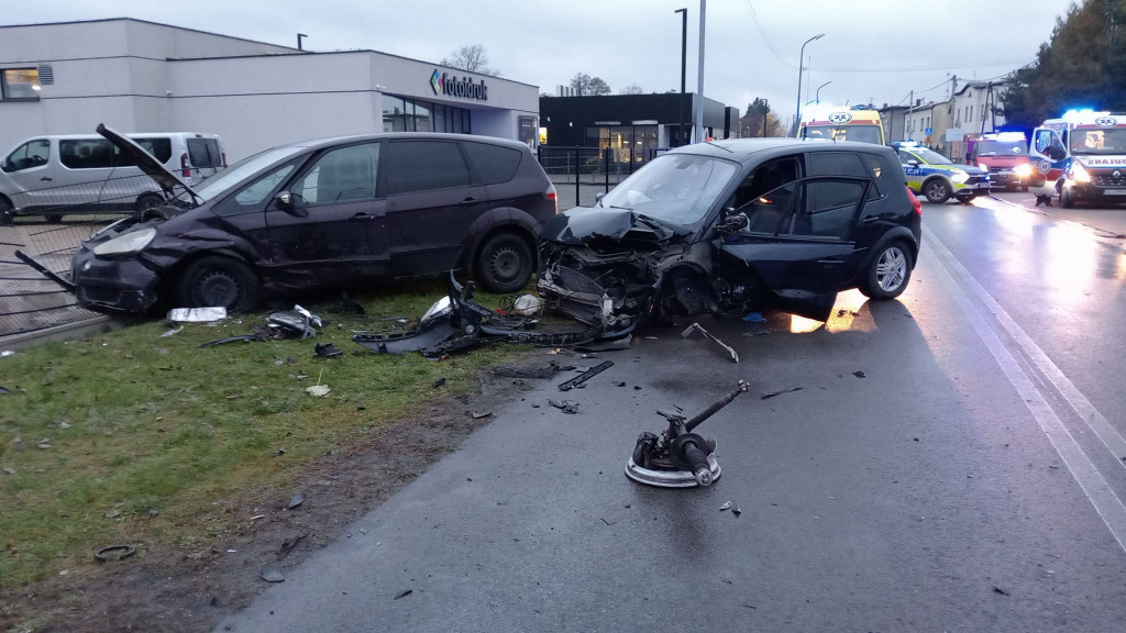 Zderzenie trzech aut koło stadionu