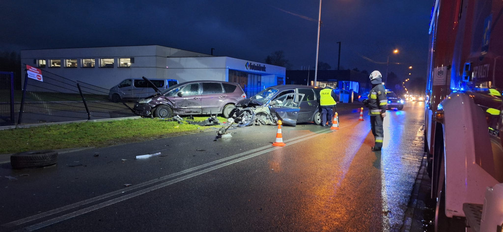 Zderzenie trzech aut koło stadionu