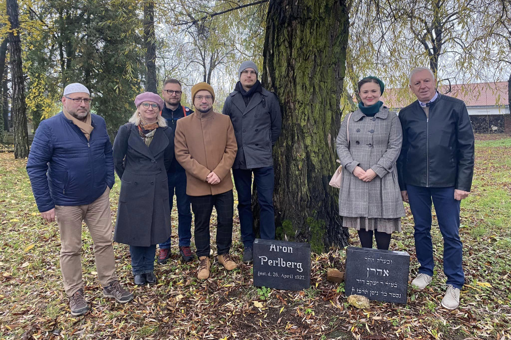 Nagrobek wrócił na tarnogórski cmentarz żydowski