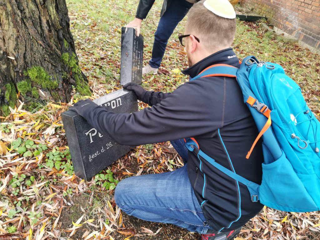 Nagrobek wrócił na tarnogórski cmentarz żydowski