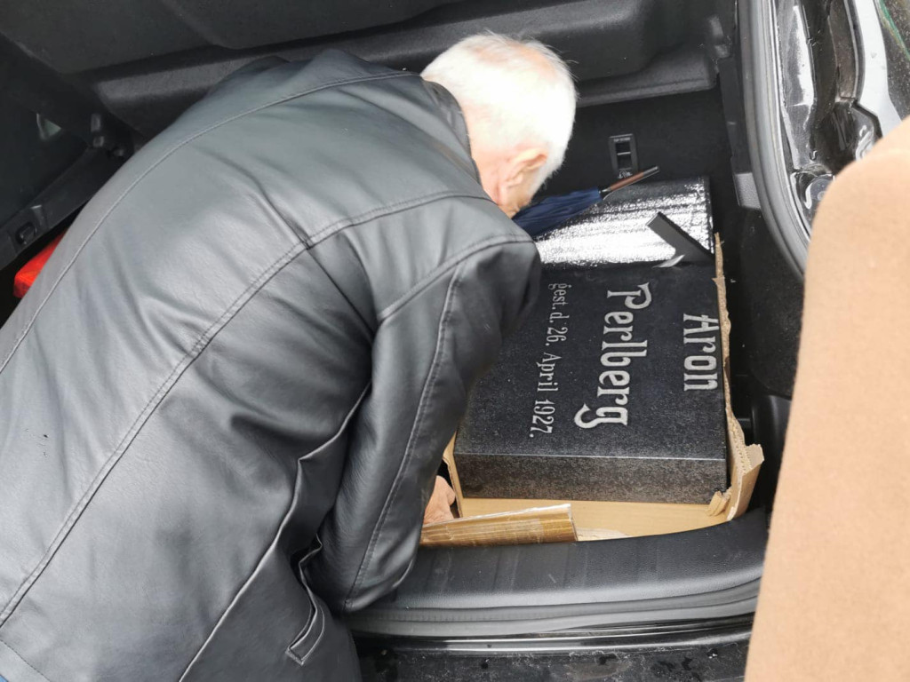 Nagrobek wrócił na tarnogórski cmentarz żydowski