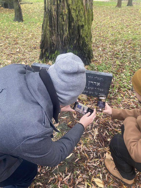 Nagrobek wrócił na tarnogórski cmentarz żydowski