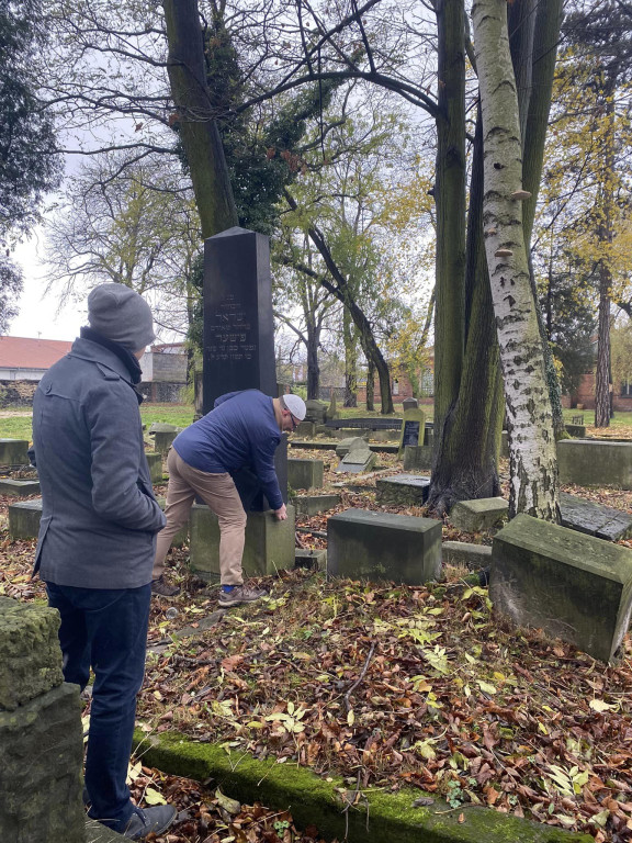 Nagrobek wrócił na tarnogórski cmentarz żydowski