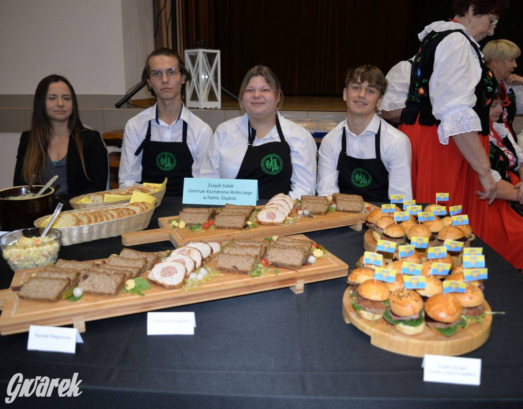 Chipsy ze świńskich uszu i wieprzówka z procentami