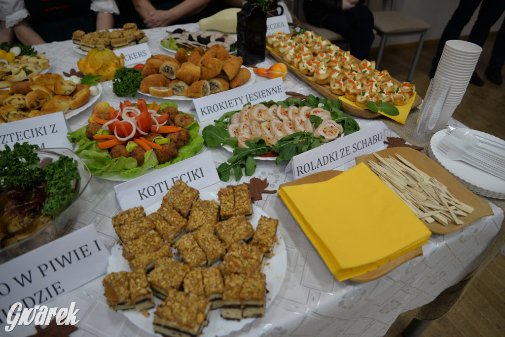 Chipsy ze świńskich uszu i wieprzówka z procentami