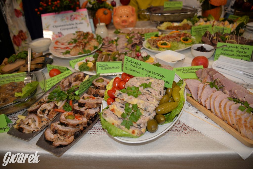 Chipsy ze świńskich uszu i wieprzówka z procentami