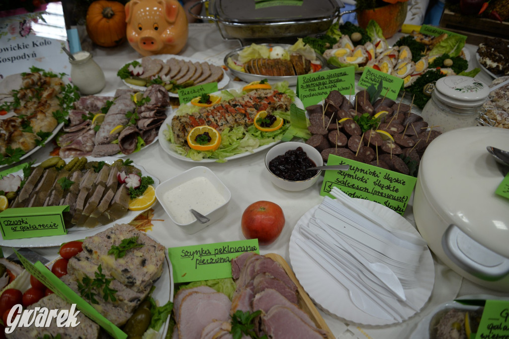 Chipsy ze świńskich uszu i wieprzówka z procentami