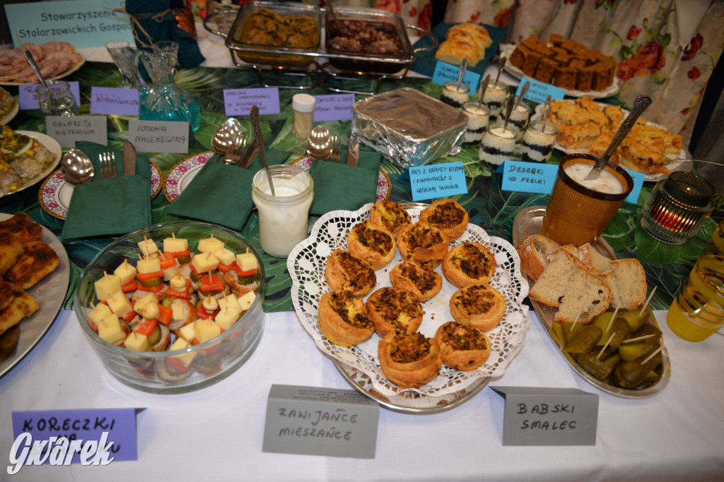 Chipsy ze świńskich uszu i wieprzówka z procentami