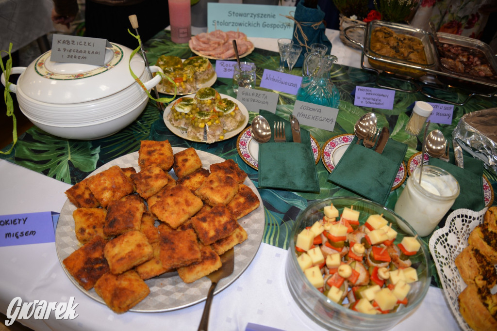 Chipsy ze świńskich uszu i wieprzówka z procentami