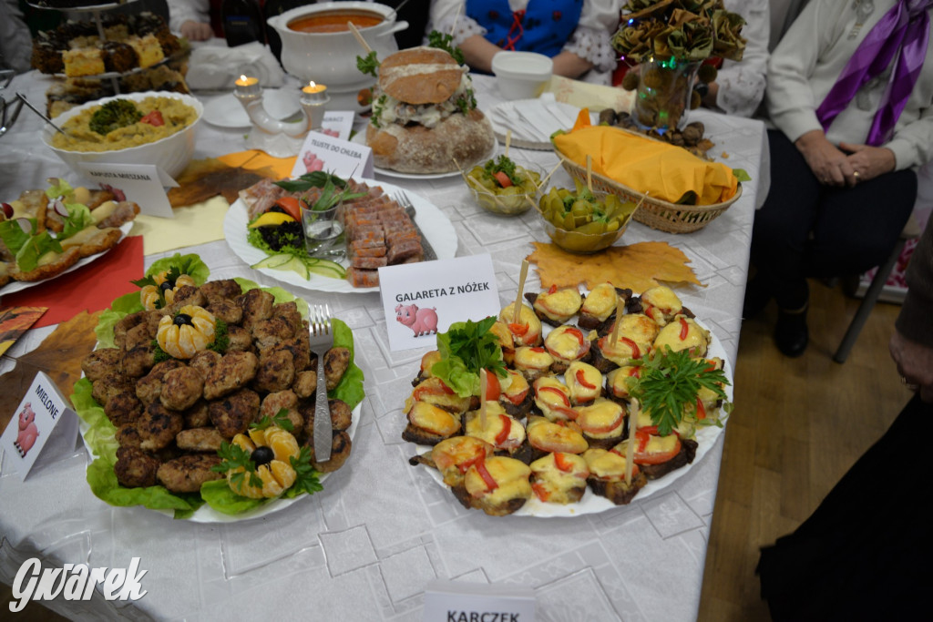 Chipsy ze świńskich uszu i wieprzówka z procentami