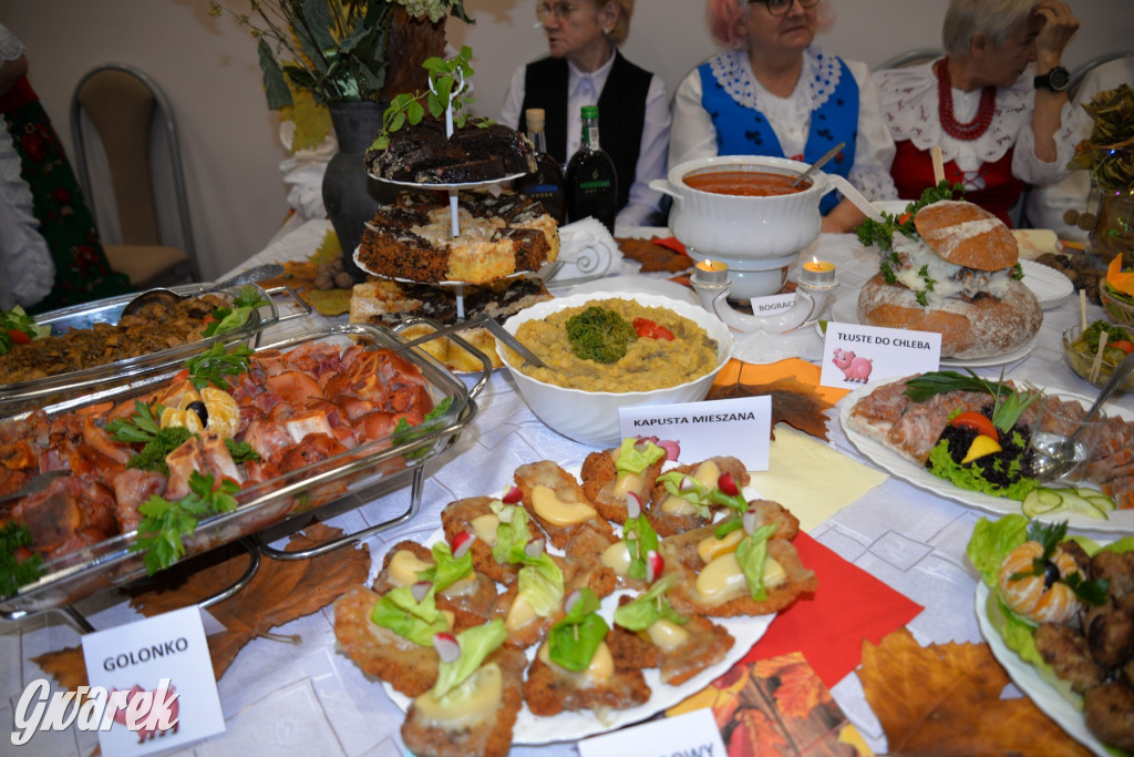 Chipsy ze świńskich uszu i wieprzówka z procentami