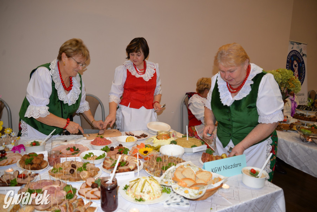 Chipsy ze świńskich uszu i wieprzówka z procentami