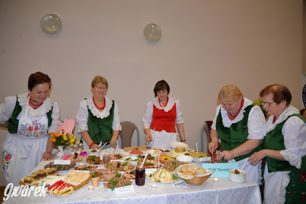 Chipsy ze świńskich uszu i wieprzówka z procentami