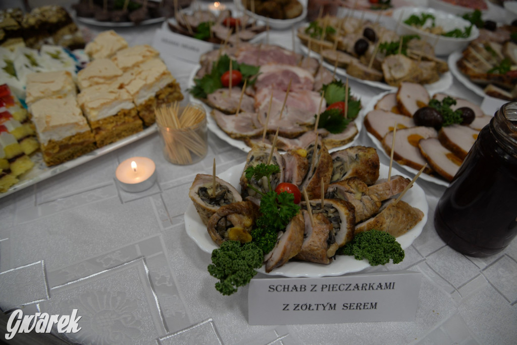 Chipsy ze świńskich uszu i wieprzówka z procentami